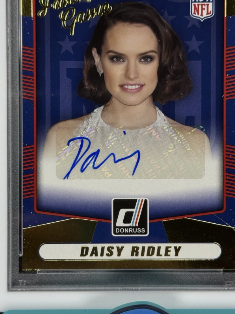 2016 Panini Donruss Daisy Ridley Fans of the Game Auto PSA 7 NM AUTO 9